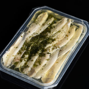 Boquerón en vinagre de vino con aceite vegetal, ajo y perejil