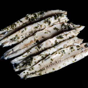 Boquerón en vinagre de vino con aceite vegetal, ajo y perejil