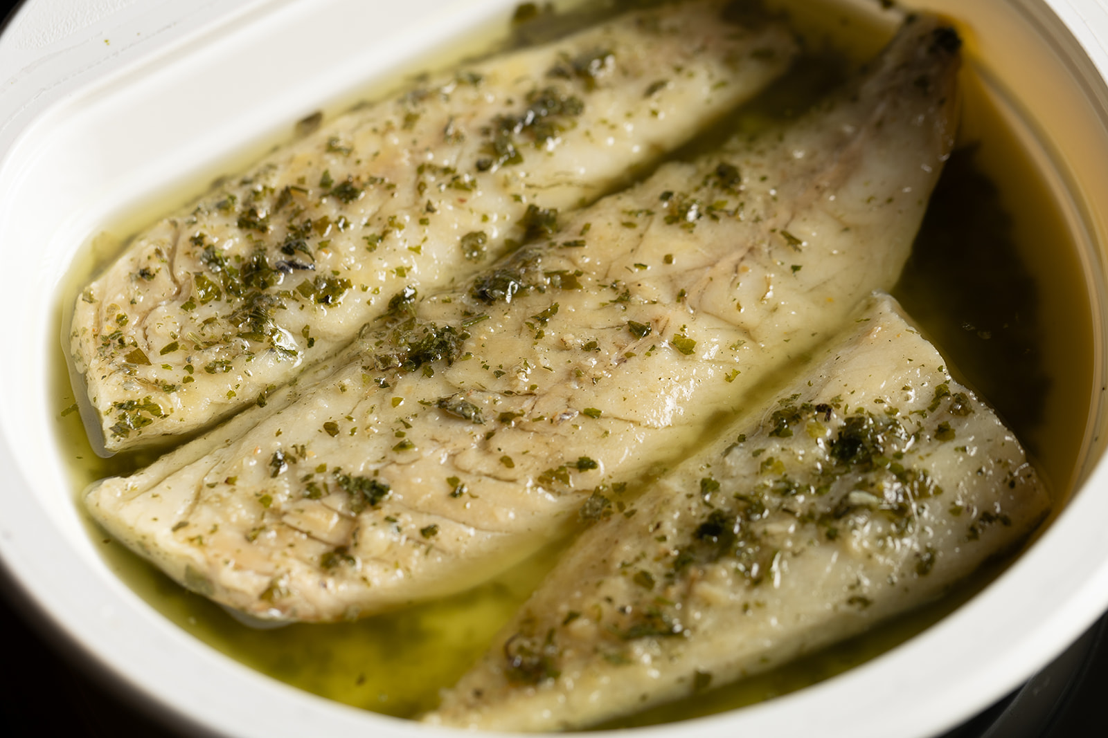 Caballa en vinagre con aceite vegetal, ajo y peregil