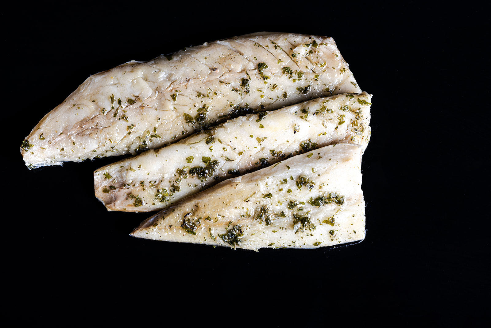 Caballa en vinagre con aceite vegetal, ajo y peregil